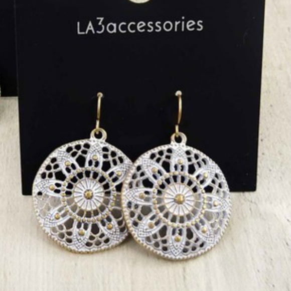 White plated filigree disc earrings - Picture 2 of 3